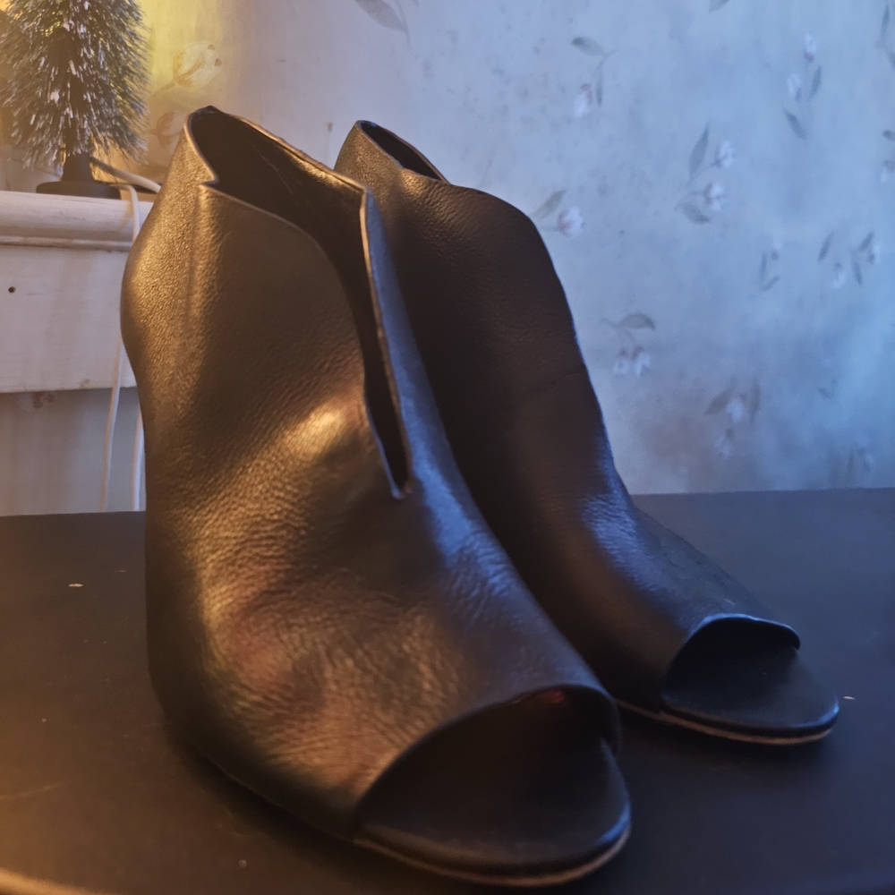 Vince Camuto Elegant Black Leather Women's Shoes Open Toe Wood Heel